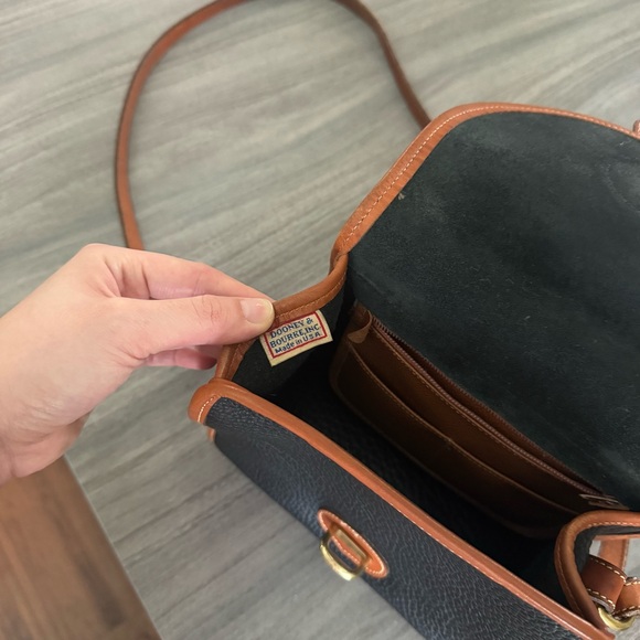 Vintage Dooney and Bourke All Weather Essex Arrowhead Black Leather Crossbody - Picture 7 of 9